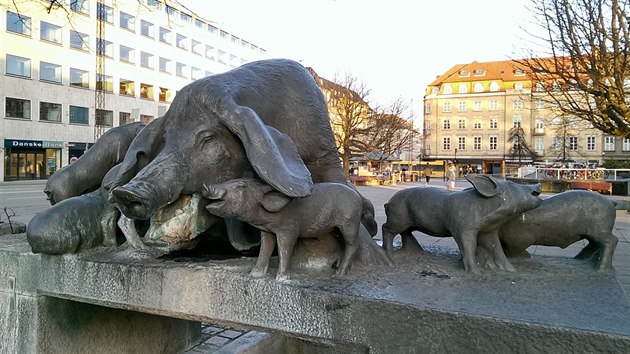 Pmo ped aarhuskou radnic stoj socha prasnice a seltek.