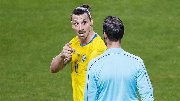 NATVANÝ VÉDSKÝ VDCE. Zlatan Ibrahimovic má oividn jiný názor ne rozhodí.