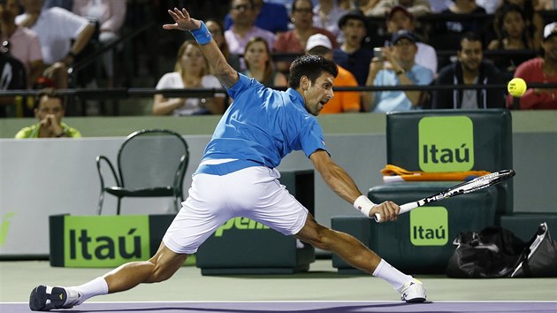 I TOHLE VRTM. Novak Djokovi ve tvrtfinle turnaje v Miami.