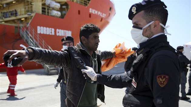 Migranty z Afriky v ter zachrnilo tak norsk plavidlo Siem Pilot, odvezlo je do pstavu Pozzallo na Siclii (29. bezna 2016).