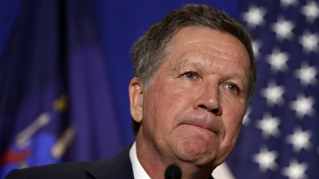 Republiknsk prezidentsk kandidt John Kasich na tiskov konferenci ped primrkami v New Yorku (31. bezna 2016).