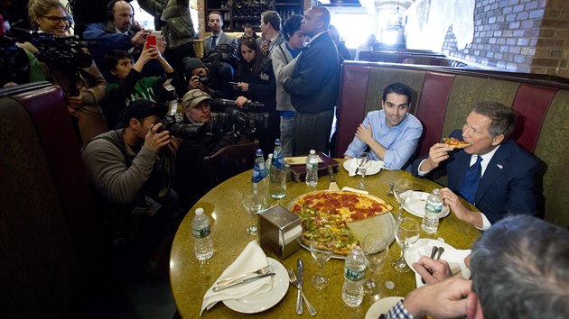 Republiknsk prezidentsk kandidt John Kasich si v newyorskm Queensu zael na pizzu. Kamery ho zachytily, jak ji zpotku jedl pborem, za co schytal kritiku (31. bezna 2016).