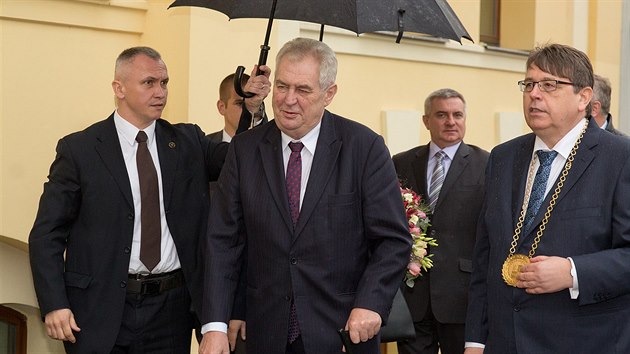 Milo Zeman zahjil nvtvu regionu v sdle Krlovhradeckho kraje (31.3.2016).