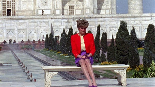 Princezna Diana se na nvtv Indie podvala na Td Mahal (Agra, 11. nora 1992).