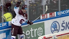 OSUDOVÁ CHVÍLE. Sparanský útoník Daniel Pibyl se zranil v semifinále s Plzní, te u vak bojuje o místo v Calgary Flames.