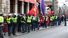 Nedaleko paláce ofín, kam dorazili na ekonomické diskusní fórum prezidenti...