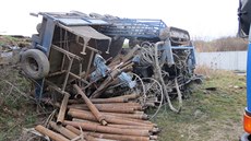 Návěs s vrtnou soupravou se převrátil ze stráně. Návěs s vrtnou soupravou se převrátil ze stráně.