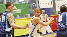 Brněnský rozehrávač Michal Šotnar (v bílém) míří mezi kolínské Ladislava Horáka... Brněnský rozehrávač Michal Šotnar (v bílém) míří mezi kolínské Ladislava Horáka...