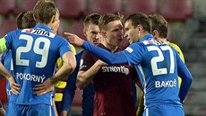 Jedna z roztržek mezi fotbalisty Sparty a Liberce v odvetě čtvrtfinálového... Jedna z roztržek mezi fotbalisty Sparty a Liberce v odvetě čtvrtfinálového...