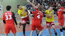 Daniel Čurda (střílí), házenkář pražské Dukly, v pohárovém duelu s belgickým KV... Daniel Čurda (střílí), házenkář pražské Dukly, v pohárovém duelu s belgickým KV...