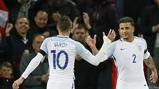 Jamie Vardy pijímá gratulaci ke gólu od svého paráka z anglické reprezentace...