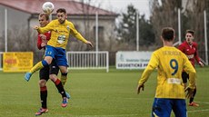 Nicolas Šumský v dresu Benešova v hlavičkovém souboji Nicolas Šumský v dresu Benešova v hlavičkovém souboji