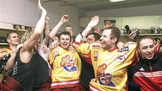 Hokejisté Jihlavy v roce 2004 takhle slavili postup z baráže do extraligy. Hokejisté Jihlavy v roce 2004 takhle slavili postup z baráže do extraligy.