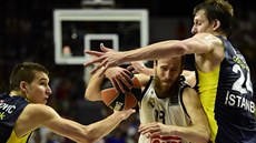 Bogdan Bogdanovič (vlevo) a Jan Veselý z Fenerbahce Istanbul brání Sergia... Bogdan Bogdanovič (vlevo) a Jan Veselý z Fenerbahce Istanbul brání Sergia...