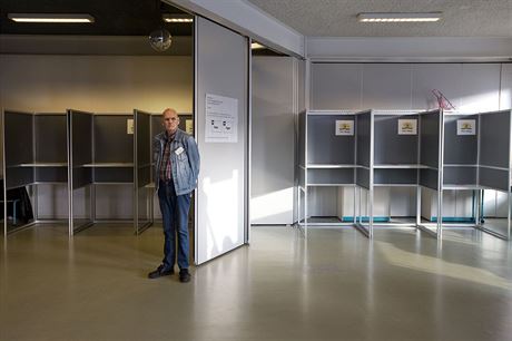 Volební místnost v nizozemském Haagu eká na volie (6. dubna 2016)