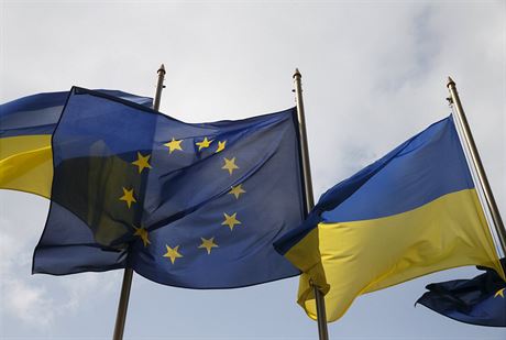 Vlajky Ukrajiny a Evropské unie ped prezidentským sídlem v Kyjev (7. dubna...