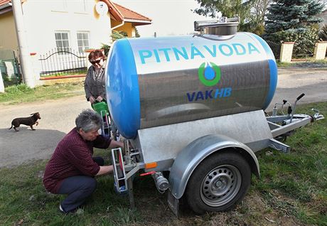 Marcela Fischerová si pila pro pitnou vodu. Cisternu má natstí jen pár...