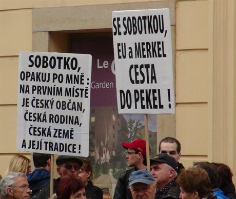 Demonstrace v prask Hybernsk ulici proti migran politice eska (9. duben...