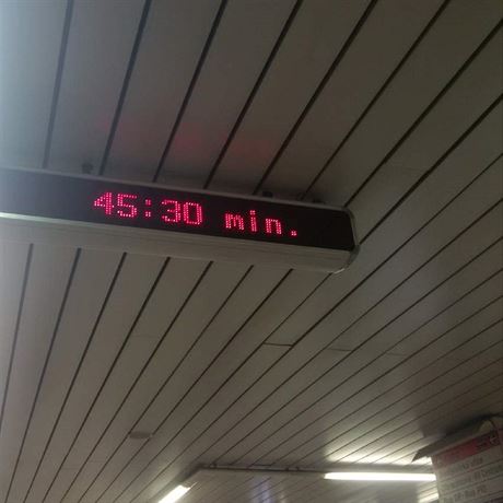 asomíra ve stanici metra Budjovická zmátla cestující. Ukazovala interval pes...
