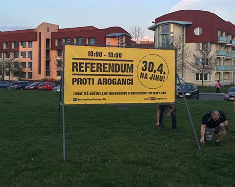 Text na billboardu se vymezoval proti aroganci. 