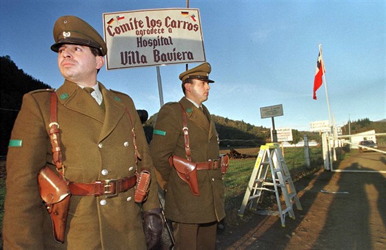 Chilská policie u bran Colonia Dignidad (23. kvtna 1997)