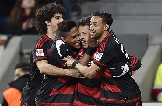 Fotbalisté Leverkusenu slaví jednu z branek v utkání s Wolsburgem.