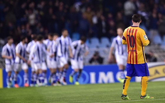 Lionel Messi sleduje slavící hráe San Sebastian.