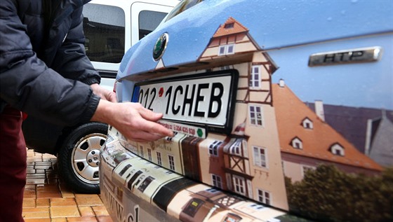Mstský úad v Chebu si na své automobily poídil speciální registraní znaky....