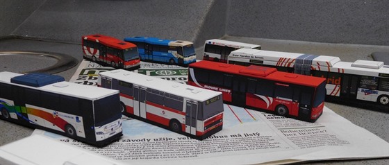 Modely autobus v pomru 1:100, které vytváí Jan astný.