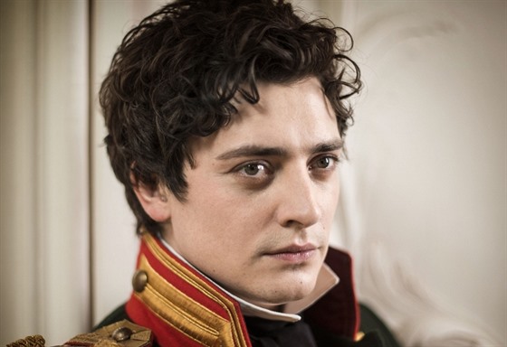 Pedstavitel Mozarta Aneurin Barnard (na fotce v seriálu War and Peace)