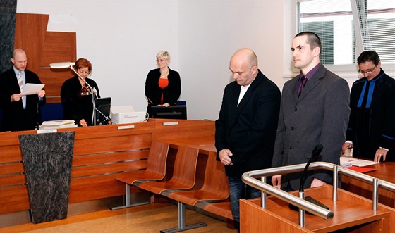 Policisté Jií Zemánek (v popedí vlevo) a Petr Kölbl (v popedí vpravo) si ...