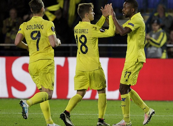 Cedric Bakambu z Villarrealu oslavuje gól proti Spart se spoluhrái Denisem...