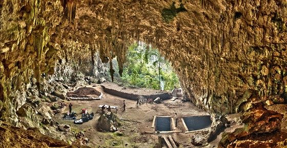 Pohled do jeskyn Liang Bua, kde byly objeveny pozstatky Homo floresiensis