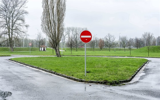 Na konci stávající ulice v sousedství základní koly se nyní nachází pouze...