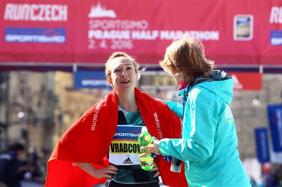 Vyerpaná Eva Vrabcová-Nývltová v cíli Praského plmaratonu.