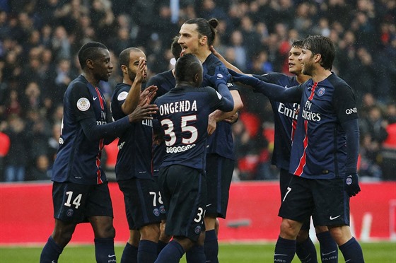 Zlatan Ibrahimovic slaví se svými spoluhrái gól do sít Nice.