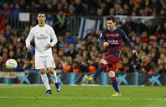 DV HVZDY. Cristiano Ronaldo (vlevo) a Lionel Messi bhem El Clásika.