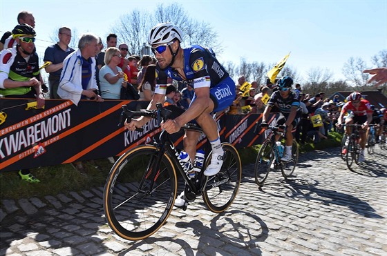 Tom Boonen a za nm Michal Kwiatkowski na zvod Kolem Flander.