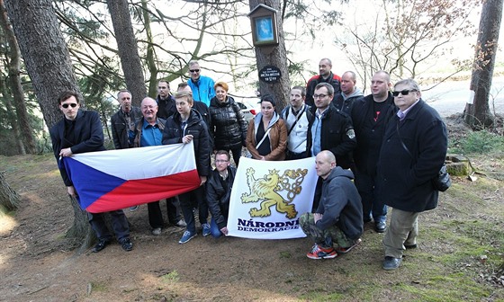 Pravicoví radikálové pod vedením Adama B. Bartoe (v brýlích, stojí tvrtý zprava nad vlajkou Národní demokracie) na míst vrady Aneky Hrzové v Polné na Jihlavsku.