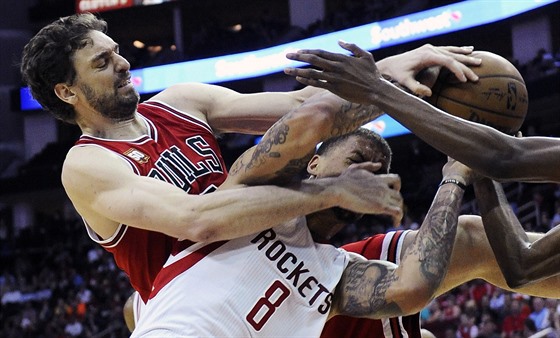 Pau Gasol z Chicaga oste bojuje o mí s Michaelem Beasleym z Houstonu.