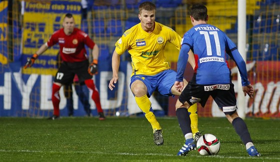 Plzeský Milan Petrela se chystá na kliku, proti nmu stojí zlínský Jakub...