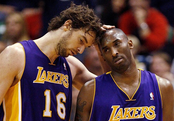 Pau Gasol (vlevo) a Kobe Bryant po posledním spoleném utkání za Los Angeles...