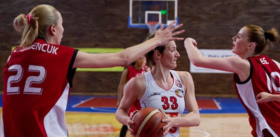 Královéhradecká basketbalistka Josipa Buraová (v bílém dresu) mezi nymburskými...