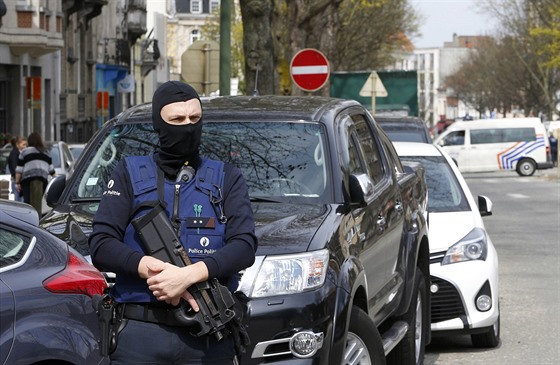 Belgití policisté bhem operace v bruselské tvrti Etterbeeck (9. dubna 2016)