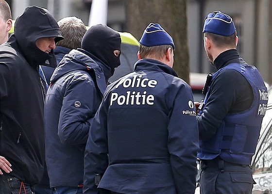 Belgití policisté bhem operace v bruselské tvrti Etterbeeck (9. dubna 2016)