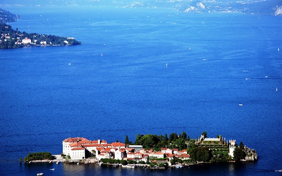 Lago Maggiore, v popedí borromejský ostrov Isola Bella (slavné palácové...