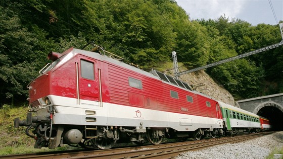 Jedny z nejstarích lokomotiv na eské eleznici v osobní doprav, ada 350