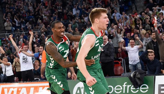 Davis Bertans (vpravo) slaví spolu s Mikem Jamesem vítzství svého Laboral...