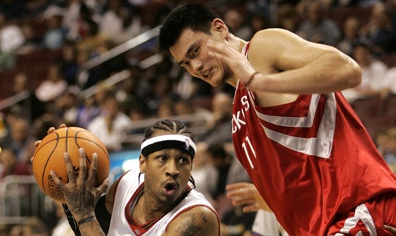 Allen Iverson (vlevo) v dresu Philadelphie obchází Jaa Minga z Houstonu....