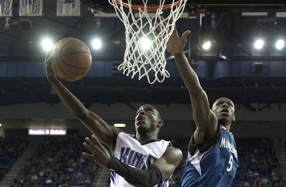 Darren Collison (vlevo) ze Sacramenta zakonuje na ko Minnesoty, o blok se...